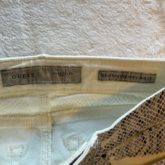 Guess waxy snakeskin denim. Size 24, fits like a 24-25. Stretchy never worn - Picture 5 of 9